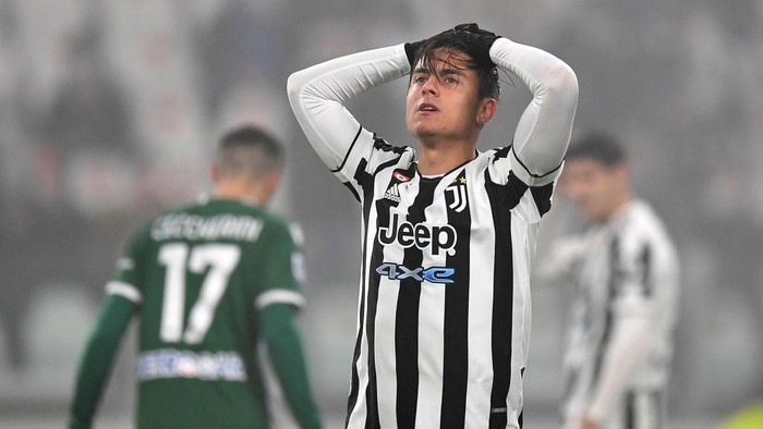 TURIN, ITALY - FEBRUARY 06: Paulo Dybala of Juventus reacts during the Serie A match between Juventus and Hellas Verona FC at Allianz Stadium on February 6, 2022 in Turin, Italy. (Photo by Valerio Pennicino/Getty Images)