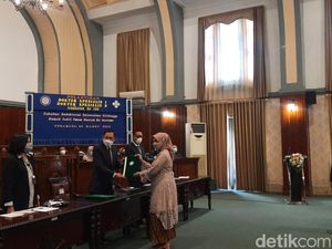 FK Unair Gelar Pelantikan Dokter Spesialis Secara Langsung