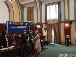 FK Unair Gelar Pelantikan Dokter Spesialis Secara Langsung