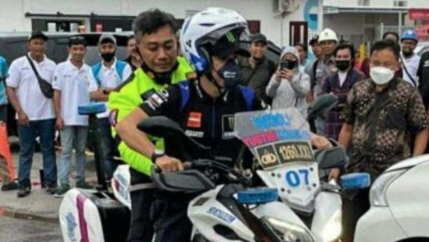 Pembalap Franco Morbidelli naik sepeda motor polisi usai MotoGP Mandalika, Minggu (20/3).