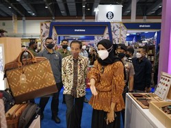 Presiden Jokowi Apresiasi Tenun Ikat Kediri di Inacraft Jakarta