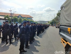 Ratusan Polisi Siaga di Depan DPRD Jatim Antisipasi Demo Buruh