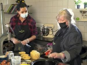 Bikin Pie Isi Daging Tupai, Kreasi Wanita Ini Dinilai Menjijikan