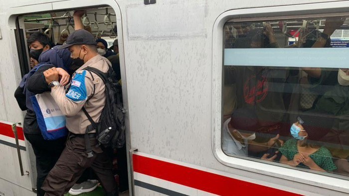Proses evakuasi saat KRL rute Cakung-Jatinegara sempat terkendala (Dok. Ocky Pradikha Riadi)