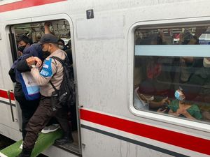 Penumpang Mengeluh Kepanasan Saat KRL Terganggu Gegara Masalah Listrik