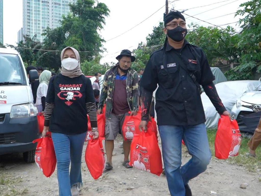 Relawan Ganjar Salurkan 150 Paket Sembako ke Korban Kebakaran Cipete