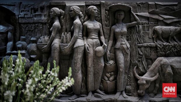 Pengunjung berfoto di instalasi relief saat pembukaan kembali pusat perbelanjaan Sarinah, Jakarta, Rabu (24/3/2022). CNN Indonesia/Andry Novelino