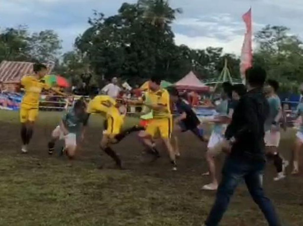 Viral Laga Sepak Bola di Bone Ricuh, Pemain-Penonton Bentrok di Lapangan