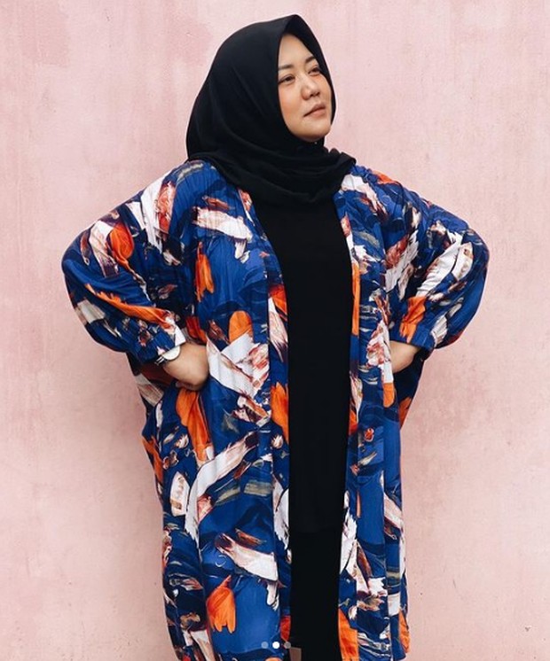 Risa Saraswati/Foto : instagram.com/risa_saraswati Oversized outer berwarna biru dikenakan Risa sebagai salah satu trik berbusana untuk perempuan bertubuh curvy
