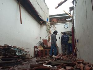 Rumah di Bekasi Roboh Diterpa Hujan Angin, Penghuni Sempat Syok Rumah di Bekasi Roboh Diterpa Hujan Angin, Penghuni Sempat Syok