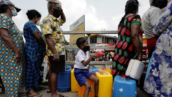 Saat Anak-anak Sri Lanka Ikut Antre di SPBU Gegara BBM Langka