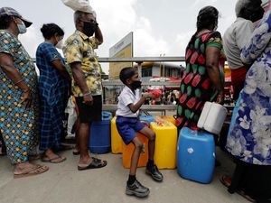 Saat Anak-anak Sri Lanka Ikut Antre di SPBU Gegara BBM Langka Saat Anak-anak Sri Lanka Ikut Antre di SPBU Gegara BBM Langka