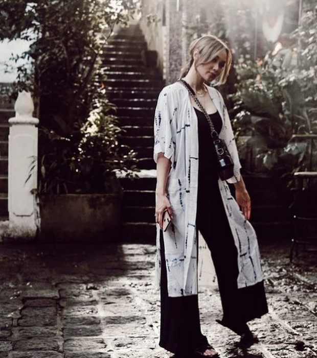 Sara Wijayanto/Foto : instagram.com/sarawijayanto paduan monochrome putih dan hitam menjadi fashion favorit Sara Wijayanto