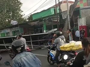 Atap Baja di Jaktim Terbang Diterpa Angin Kencang, 2 Warga Terluka
