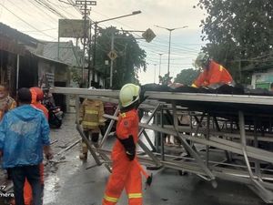 Kanopi Baja Roboh di Jaktim Dievakuasi, Jalan Bisa Dilalui Lagi