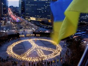 Tolak Minyak Rusia, Massa Bikin Simbol Perdamaian untuk Ukraina