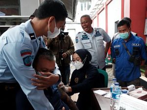 Takut Jarum Suntik, Begini Ekspresi Napi di Sukabumi Saat Divaksin