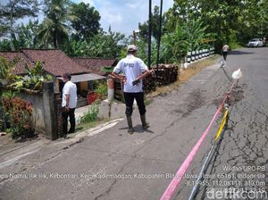 Awas! Tanah Gerak Jalan Penghubung 2 Kecamatan di Blitar Berpotensi Ambles