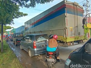 Jalur Pantura Pati Masih Macet, Kendaraan Antre Panjang Arah Alun-alun Juwana