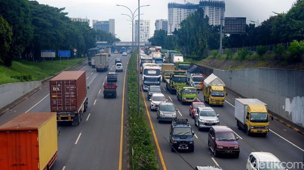 Tol JORR arah Tanah Kusir terpantau padat siang ini. Sejumlah kendaraan pun terpantau ramai-ramai menyalip lewat bahu jalan untuk ambil jalan pintas.