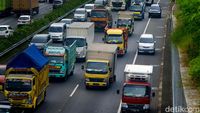 Tol JORR Padat, Mobil Ramai-ramai Nyalip Lewat Bahu Jalan