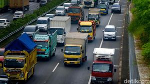 Tol JORR Padat, Mobil Ramai-ramai Nyalip Lewat Bahu Jalan