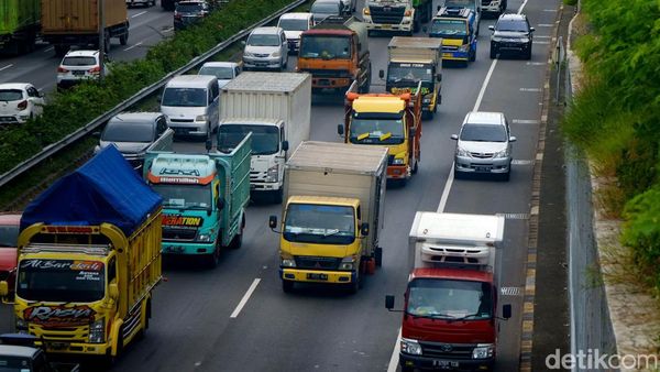 Tol JORR Padat, Mobil Ramai-ramai Nyalip Lewat Bahu Jalan