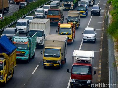 Tol JORR Padat, Mobil Ramai-ramai Nyalip Lewat Bahu Jalan