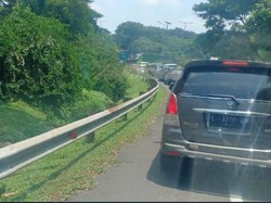 Truk Terguling di KM 9 Tol Satelit-Waru Bikin Macet Panjang
