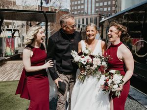 Pemotretan Pengantin Ini Diganggu Tom Hanks, Jadi Momen Tak Terlupakan Pemotretan Pengantin Ini Diganggu Tom Hanks, Jadi Momen Tak Terlupakan