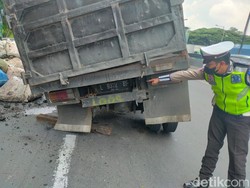 Truk Terguling di KM 9 Tol Satelit-Waru Muat Batu Bara