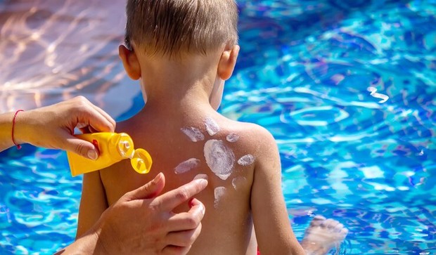 Usia minimal anak boleh pakai sunscreen/Foto: Freepik.com/anuta23 Usia minimal anak boleh pakai sunscreen