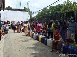 Puluhan Meter Antrean Warga Rembang Demi Beli Minyak Goreng