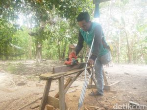 Asa Tukang Kayu Difabel di Polman Jadi Tulang Punggung Keluarga dengan 1 Kaki