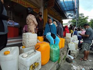 Snapshots: Antrean Mengular Warga Muntilan Demi Beli Minyak Goreng