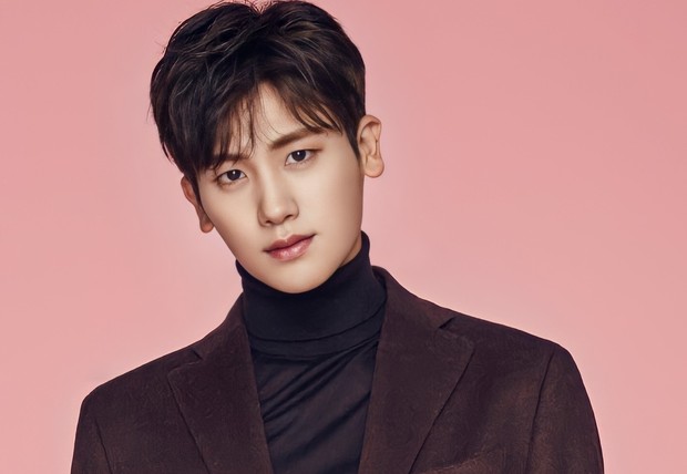 Berbeda dengan bos lain yang selalu tampil diam, dingin, dan penuh wibawa, Ahn Min Hyuk justru sangat periang dan bersemangat.