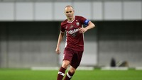 Satu lagi adalah Andres Iniesta, eks kapten Barca yang kini membela Vissel Kobe. Foto: Getty Images/Masashi Hara