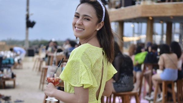 Angie Ang, Presenter Cantik MotoGP Mandalika Hobi Nongkrong di Kafe