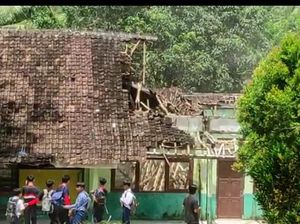 Lapuk Dimakan Usia, Atap Sekolah di Lebak Ambruk
