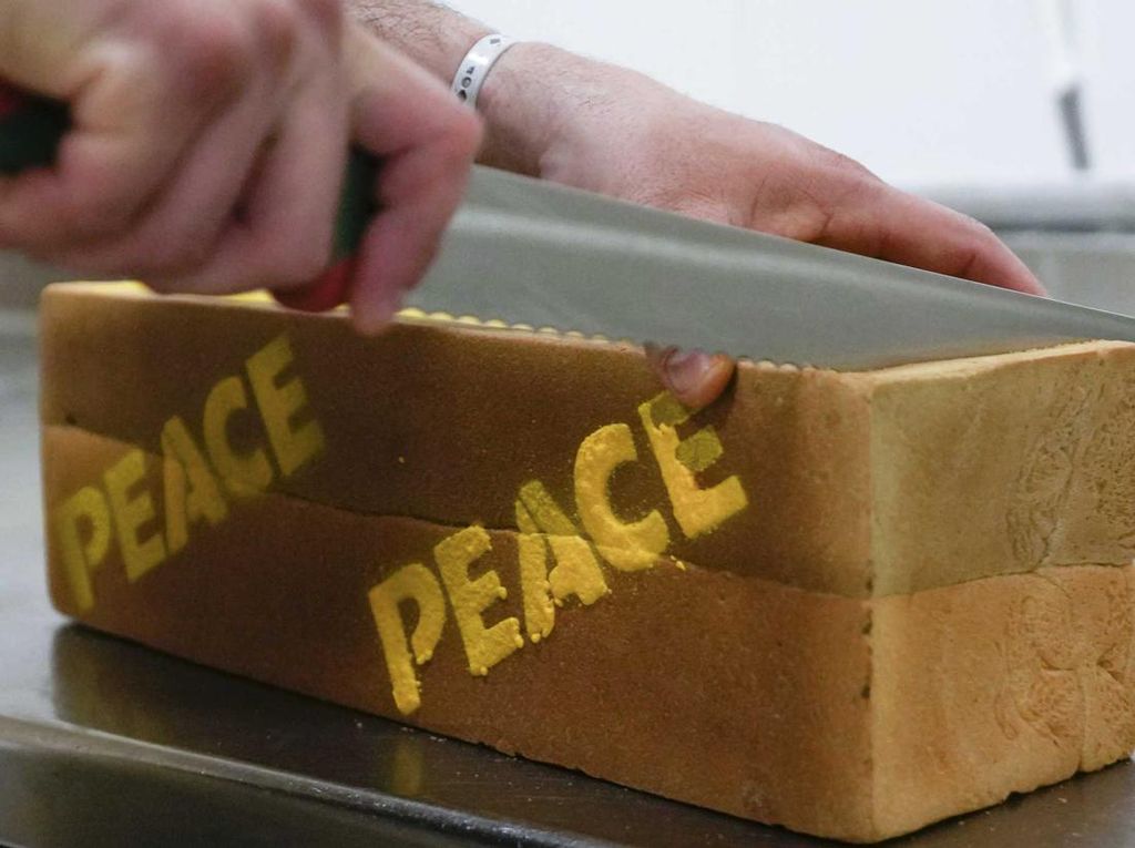 Galang Dana Untuk Korban Perang Ukraina, Baker Asal Italia Jual Roti Perdamaian