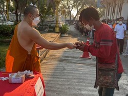 Niat Bantu yang Jual Lotre, Eh Biksu Ini Menang Undian Rp 7 Milyar