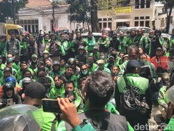 Kecewa Tarif Aplikator, Ratusan Ojol Demo Depan Balkot Bandung