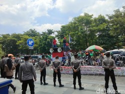 Cadas! Demo Driver Ojol di Surabaya Diiringi Lagu-lagu System of a Down