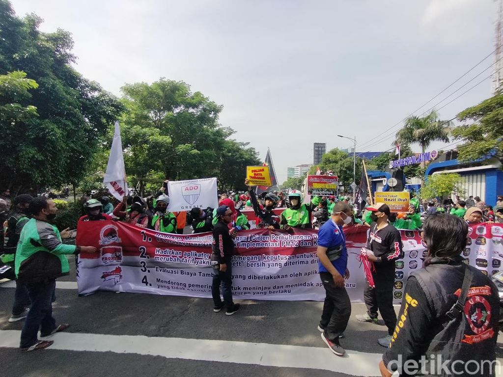 Snapshot: Demo Driver Ojol Tutup Frontage A Yani Surabaya