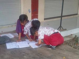 Dilarang Ikut PTM Gegara Belum Vaksin, Siswa SD di Luwu Belajar di Pasar