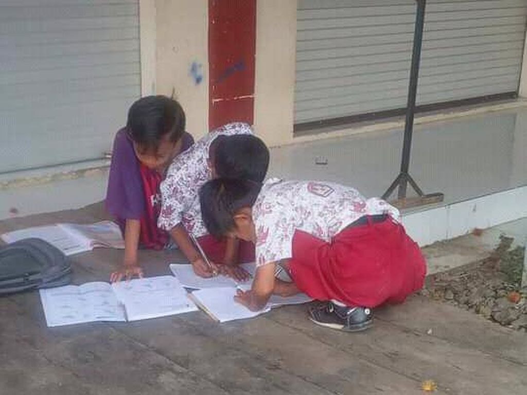 Dilarang Ikut PTM Gegara Belum Vaksin, Siswa SD di Luwu Belajar di Pasar Dilarang Ikut PTM Gegara Belum Vaksin, Siswa SD di Luwu Belajar di Pasar