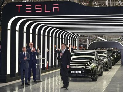 Elon Musk Buka Pabrik Raksasa Tesla di Jerman
