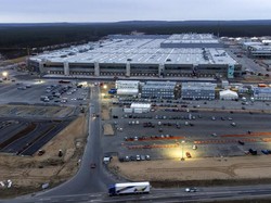 Cerita Kevin Bisa Jadi Orang RI Pertama yang Kerja di Pabrik Tesla Jerman