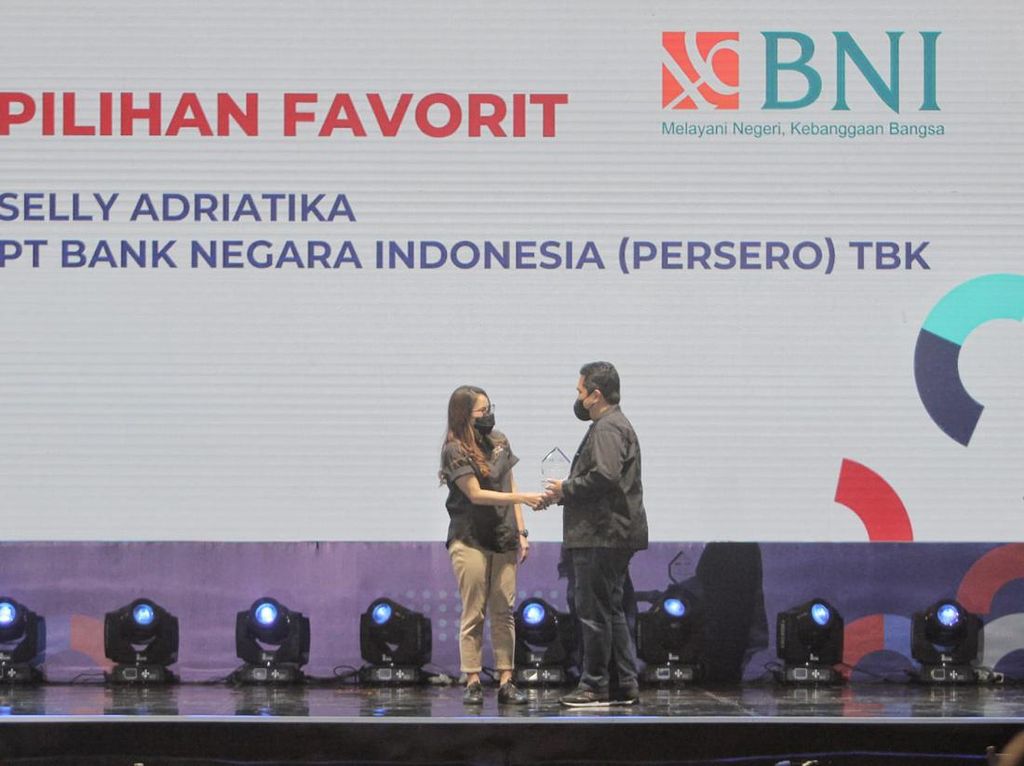 Erick Thohir Serahkan Penghargaan untuk BNI di BCOMSS 2022 Erick Thohir Serahkan Penghargaan untuk BNI di BCOMSS 2022