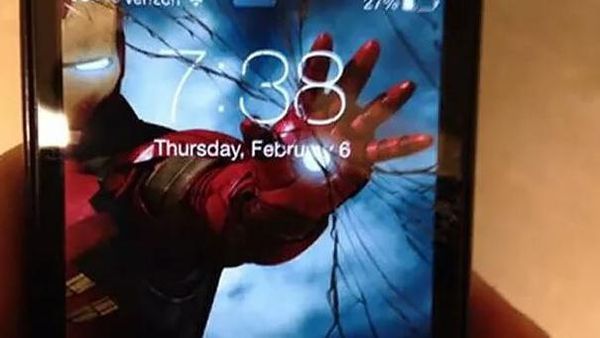 Kreatif! Layar Ponsel Retak Disulap Jadi Kece Lagi